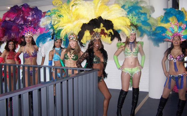 Feestje bouwen met danseressen en muziek